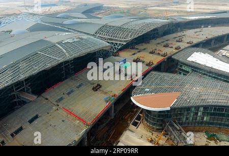 (180428) -- PEKING, 28. April 2018 -- Luftaufnahme vom 28. April 2018 zeigt Mitarbeiter, die an einer Überführung vor dem Terminal eines neuen Flughafens arbeiten, der in Peking gebaut wird. ) (Sxk) CHINA-BEIJING-NEW AIRPORT-UNDER CONSTRUCTION (CN) ZhangxChenlin PUBLICATIONxNOTxINxCHN Stockfoto