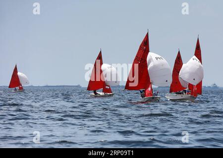 (180428) -- MANILA, 28. April 2018 -- Segelboote Navigate the Manila Bay, the Philippines, 28. April 2018. ) (srb) PHILIPPINEN-MANILA BAY-SAILBOATS ROUELLExUMALI PUBLICATIONxNOTxINxCHN Stockfoto