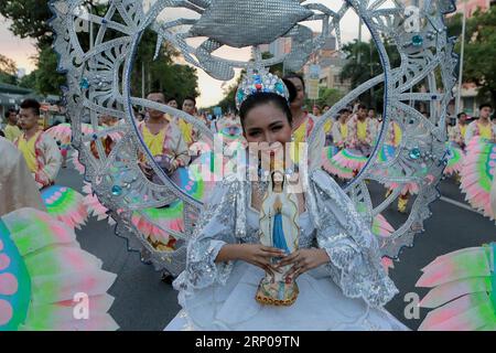 (180428) -- MANILA, 28. April 2018 -- Tänzerinnen treten während der jährlichen Aliwan Fiesta in Manila, Philippinen, am 28. April 2018 auf. Die Aliwan Fiesta ist der jährliche Sommer-Tanz-Festival-Wettbewerb, der volkstümliche und ethnische darstellende Kunst aus dem ganzen Land zeigt. ) (srb) PHILIPPINEN-MANILA-ALIWAN FIESTA ROUELLExUMALI PUBLICATIONxNOTxINxCHN Stockfoto