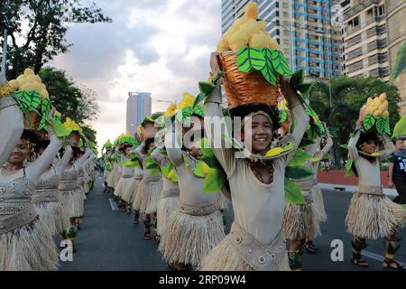 (180428) -- MANILA, 28. April 2018 -- Tänzerinnen treten während der jährlichen Aliwan Fiesta in Manila, Philippinen, am 28. April 2018 auf. Die Aliwan Fiesta ist der jährliche Sommer-Tanz-Festival-Wettbewerb, der volkstümliche und ethnische darstellende Kunst aus dem ganzen Land zeigt. ) (srb) PHILIPPINEN-MANILA-ALIWAN FIESTA ROUELLExUMALI PUBLICATIONxNOTxINxCHN Stockfoto