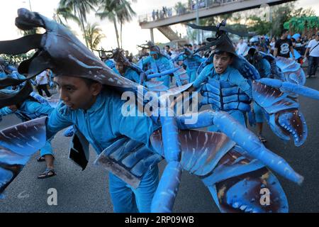 (180428) -- MANILA, 28. April 2018 -- Tänzerinnen treten während der jährlichen Aliwan Fiesta in Manila, Philippinen, am 28. April 2018 auf. Die Aliwan Fiesta ist der jährliche Sommer-Tanz-Festival-Wettbewerb, der volkstümliche und ethnische darstellende Kunst aus dem ganzen Land zeigt. ) (srb) PHILIPPINEN-MANILA-ALIWAN FIESTA ROUELLExUMALI PUBLICATIONxNOTxINxCHN Stockfoto