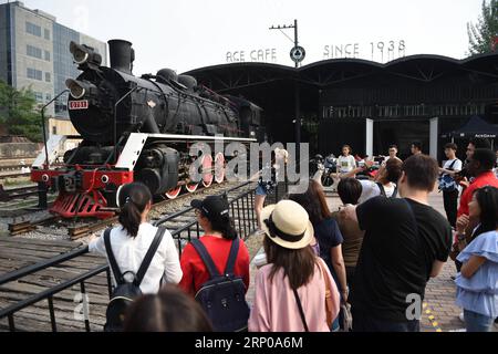 (180429) -- PEKING, 29. April 2018 -- Touristen werden auf der 798 ArtDist-Website in Peking, Hauptstadt von China, am 29. April 2018 gesehen. Die Menschen in China verbringen ihre Feiertage am Tag der Arbeit auf verschiedene Weise. ) (Yxb) CHINA-LABOR DAY HOLIDAY-TOURISM (CN) DaixTianfang PUBLICATIONxNOTxINxCHN Stockfoto