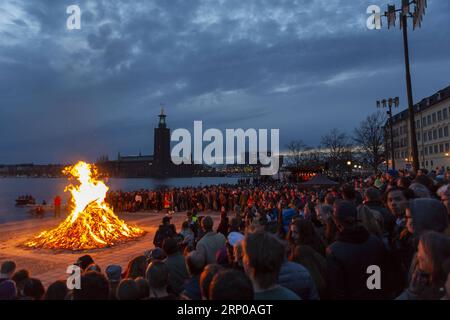 (180430) -- STOCKHOLM, 30. April 2018 -- Hunderte Schweden versammeln sich um ein Lagerfeuer auf der Insel Riddarholmen, um Valborg in Stockholm, der Hauptstadt Schwedens, zu feiern, um die kommende Frühlingssaison am 30. April 2018 zu begrüßen. ) SCHWEDEN-STOCKHOLM-VALBORG-SPRING WeixXuechao PUBLICATIONxNOTxINxCHN Stockfoto