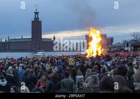 (180430) -- STOCKHOLM, 30. April 2018 -- Hunderte Schweden versammeln sich um ein Lagerfeuer auf der Insel Riddarholmen, um Valborg in Stockholm, der Hauptstadt Schwedens, zu feiern, um die kommende Frühlingssaison am 30. April 2018 zu begrüßen. ) SCHWEDEN-STOCKHOLM-VALBORG-SPRING WeixXuechao PUBLICATIONxNOTxINxCHN Stockfoto