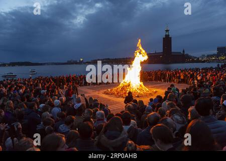 (180430) -- STOCKHOLM, 30. April 2018 -- Hunderte Schweden versammeln sich um ein Lagerfeuer auf der Insel Riddarholmen, um Valborg in Stockholm, der Hauptstadt Schwedens, zu feiern, um die kommende Frühlingssaison am 30. April 2018 zu begrüßen. ) SCHWEDEN-STOCKHOLM-VALBORG-SPRING WeixXuechao PUBLICATIONxNOTxINxCHN Stockfoto