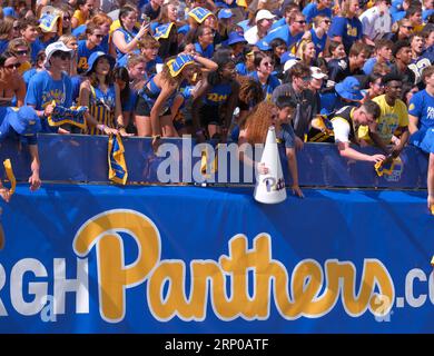 Pittsburgh, PA, USA. September 2023. Pitt-Fans während der Pitt Panthers vs. Wofford Terriers in Pittsburgh, PA. Jason Pohuski/CSM/Alamy Live News Stockfoto