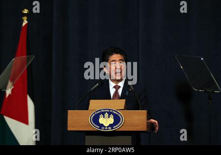 (180501) -- AMMAN, 1. Mai 2018 -- der japanische Premierminister Shinzo Abe spricht auf einer Pressekonferenz in Amman, Jordanien, am 1. Mai 2018. Der jordanische König Abdullah II. Und der japanische Premierminister Shinzo Abe vereinbarten am Dienstag, die jordanisch-japanischen Beziehungen zu einer strategischen Partnerschaft im politischen und wirtschaftlichen Bereich auszubauen. JORDAN-AMMAN-JAPAN-PM-SHINZO ABE-VISIT MOHAMMADXABUXGHOSH PUBLICATIONXNOTXINXCHN Stockfoto