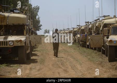 (180501) -- GOLANHÖHEN, 1. Mai 2018 -- ein israelischer Soldat geht während einer Militärübung in den von Israel annektierten Golanhöhen am 1. Mai 2018 an gepanzerten Fahrzeugen vorbei. Die israelischen Streitkräfte (IDF) sagten, dass die Übung im Voraus als Teil der jährlichen Trainingsübung geplant war und die Fähigkeit und Bereitschaft der Streitkräfte erhalten sollte. - JINI) MIDEAST-GOLAN HÖHENBOHRER AYALXMARGOLIN PUBLICATIONXNOTXINXCHN Stockfoto