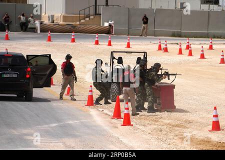 (180502) -- AMMAN, 2. Mai 2018 -- Soldaten der chinesischen Volkspolizei nehmen am 10. Jährlichen Kriegerwettbewerb am 2. Mai 2018 im Sondereinsatzzentrum König Abdullah II in Amman, Jordanien, Teil. Insgesamt nehmen 40 Teams aus 25 Ländern an dem vom 30. April bis 7. Mai ausgetragenen Wettbewerb Teil. ) (Zjl) JORDAN-AMMAN-WARRIORS-COMPETITION-CHINA LinxXiaowei PUBLICATIONxNOTxINxCHN Stockfoto