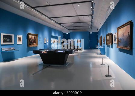 (180503) -- TRIER, 3. Mai 2018 -- Foto vom 3. Mai 2018 zeigt einen Blick auf die Ausstellung Karl Marx 1818-1883. Leben. Arbeit. Zeit. Im Stadtmuseum Simeonstift Trier in Trier. Landesausstellung Karl Marx 1818-1883. Leben. Arbeit. Zeit. Vom 5. Mai bis 21. Oktober im Rheinischen Landesmuseum Trier und im Stadtmuseum Simeonstift Trier. ) (lrz) GERMANY-TRIER-KARL MARX-EXHIBITION-PREVIEW ShanxYuqi PUBLICATIONxNOTxINxCHN Stockfoto