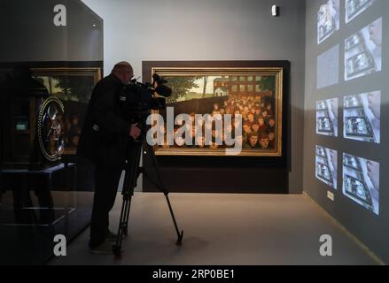 (180503) -- TRIER, 3. Mai 2018 -- Ein Journalist macht Videos zur Ausstellung Karl Marx 1818-1883. Leben. Arbeit. Zeit. Im Rheinischen Landesmuseum Trier am 3. Mai 2018. Landesausstellung Karl Marx 1818-1883. Leben. Arbeit. Zeit. Vom 5. Mai bis 21. Oktober im Rheinischen Landesmuseum Trier und im Stadtmuseum Simeonstift Trier. ) (lrz) GERMANY-TRIER-KARL MARX-EXHIBITION-PREVIEW ShanxYuqi PUBLICATIONxNOTxINxCHN Stockfoto