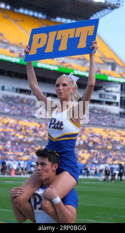 Pittsburgh, PA, USA. September 2023. Pitt Cheerleader während der Pitt Panthers vs. Wofford Terriers in Pittsburgh, PA. Jason Pohuski/CSM/Alamy Live News Stockfoto