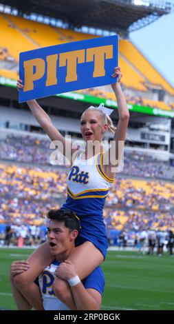 Pittsburgh, PA, USA. September 2023. Pitt Cheerleader während der Pitt Panthers vs. Wofford Terriers in Pittsburgh, PA. Jason Pohuski/CSM/Alamy Live News Stockfoto