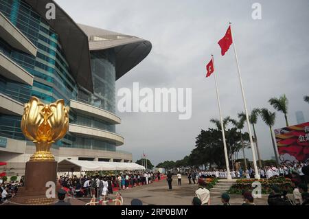 (180504) -- HONG KONG, 4. Mai 2018 -- Eine Festveranstaltung zum chinesischen Jugendtag findet auf dem Goldenen Bauhinia-Platz im südchinesischen Hongkong, 4. Mai 2018, statt. Am Freitag jährte sich die Bewegung am 4. Mai, eine patriotische Kampagne, die von Universitäten aus begann und 1919 von jungen Chinesen ins Leben gerufen wurde, um Imperialismus und Feudalismus zu bekämpfen. Der 4. Mai wurde 1949 von der chinesischen Regierung als Jugendtag gegründet. (LMM) CHINA-HONGKONG-JUGEND-TAG-FLAGGENHISSERUNG (CN) WANGXSHEN PUBLICATIONXNOTXINXCHN Stockfoto