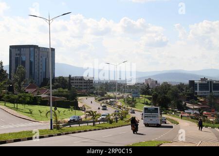 (180504) -- KIGALI, 4. Mai 2018 -- Foto vom 27. April 2018 zeigt eine Hauptstraße in Kigali, der Hauptstadt Ruandas. 24 Jahre nach dem Völkermord in Ruanda, bei dem mehr als eine Million Menschen ums Leben kamen, ist Ruanda von einer verwüsteten Nation zu einem Modell und Wunder der Entwicklung aufgestiegen. ) Auf dem Foto steht der artikel News Analysis: Was macht Ruanda aus dem Völkermord? RUANDA-KIGALI-POST-GENOZID-ENTWICKLUNG LyuxTianran PUBLICATIONxNOTxINxCHN Stockfoto