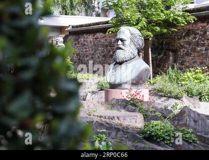 (180505) -- PEKING, 5. Mai 2018 -- Foto vom 3. Mai 2018 zeigt eine Skulptur von Karl Marx im Hinterhof des Karl-Marx-Hauses in Trier. ) Xinhua Schlagzeilen: 200 Jahre später ist Karl Marx immer noch relevant ShanxYuqi PUBLICATIONxNOTxINxCHN Stockfoto