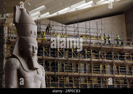 (180505) -- KAIRO, 5. Mai 2018 -- ägyptische Baumeister arbeiten auf der Baustelle des Großen Ägyptischen Museums (GEM) in Gizeh, Ägypten, 5. Mai 2018. Das JUWEL, das sich auf dem Gizeh-Plateau befindet, wird im Laufe dieses Jahres weich geöffnet sein, und 70 Prozent der Bauarbeiten sind bereits fertig, sagte der ägyptische Minister für Altertümer Khaled Anany. ) (Zjl) EGYPT-GIZA-GRAND EGYPTIAN MUSEUM-CONSTRUCTION AhmedxGomaa PUBLICATIONxNOTxINxCHN Stockfoto