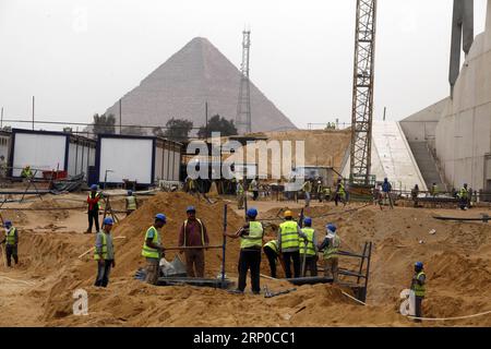 (180505) -- KAIRO, 5. Mai 2018 -- ägyptische Baumeister arbeiten auf der Baustelle des Großen Ägyptischen Museums (GEM) in Gizeh, Ägypten, 5. Mai 2018. Das JUWEL, das sich auf dem Gizeh-Plateau befindet, wird im Laufe dieses Jahres weich geöffnet sein, und 70 Prozent der Bauarbeiten sind bereits fertig, sagte der ägyptische Minister für Altertümer Khaled Anany. ) (Zjl) EGYPT-GIZA-GRAND EGYPTIAN MUSEUM-CONSTRUCTION AhmedxGomaa PUBLICATIONxNOTxINxCHN Stockfoto