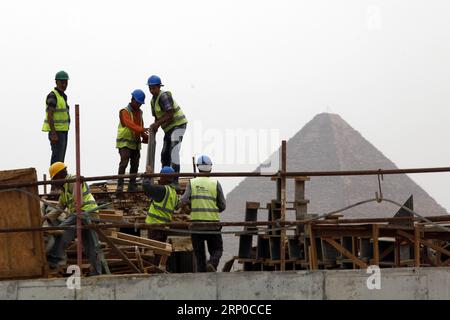 (180505) -- KAIRO, 5. Mai 2018 -- ägyptische Baumeister arbeiten auf der Baustelle des Großen Ägyptischen Museums (GEM) in Gizeh, Ägypten, 5. Mai 2018. Das JUWEL, das sich auf dem Gizeh-Plateau befindet, wird im Laufe dieses Jahres weich geöffnet sein, und 70 Prozent der Bauarbeiten sind bereits fertig, sagte der ägyptische Minister für Altertümer Khaled Anany. ) (Zjl) EGYPT-GIZA-GRAND EGYPTIAN MUSEUM-CONSTRUCTION AhmedxGomaa PUBLICATIONxNOTxINxCHN Stockfoto