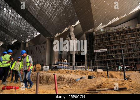 Bilder des Tages (180505) -- KAIRO, 5. Mai 2018 -- ägyptische Baumeister arbeiten auf der Baustelle des Großen Ägyptischen Museums (GEM) in Gizeh, Ägypten, 5. Mai 2018. Das JUWEL, das sich auf dem Gizeh-Plateau befindet, wird im Laufe dieses Jahres weich geöffnet sein, und 70 Prozent der Bauarbeiten sind bereits fertig, sagte der ägyptische Minister für Altertümer Khaled Anany. ) (Zjl) EGYPT-GIZA-GRAND EGYPTIAN MUSEUM-CONSTRUCTION AhmedxGomaa PUBLICATIONxNOTxINxCHN Stockfoto