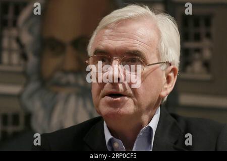 (180505) -- LONDON, 5. Mai 2018 -- John McDonnell, britischer Schattenkanzler des Finanzministeriums, hält eine Rede mit dem Titel ins 21. Jahrhundert: Marxismus als Kraft des Wandels heute während der Marx-Konferenz 200, organisiert von der Marx Memorial Library zum 200. Geburtstag von Karl Marx, an der SOAS University in London, Großbritannien, am 5. Mai 2018. ) GROSSBRITANNIEN-LONDON-MARX-KONFERENZ 200 TimxIreland PUBLICATIONxNOTxINxCHN Stockfoto