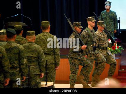 (180507) -- QUEZON CITY, 7. Mai 2018 -- US-Soldaten marschieren während der Eröffnungszeremonie des Balikatan 2018 in Quezon City, Philippinen, 7. Mai 2018. Truppen aus den Philippinen und den Vereinigten Staaten begannen am Montag eine Reihe gemeinsamer militärischer Übungen, um ihre Interoperabilitätsfähigkeiten bei der Bekämpfung des Terrorismus und der humanitären Hilfe zu verbessern. Delfin Lorenzana, philippinischer Verteidigungsminister, sagte, dass sich das 12-tägige Balikatan 2018 auf Interoperabilitätstraining konzentrieren werde, um traditionelle und nicht-traditionelle Sicherheitsbedenken anzugehen. ) (LRZ) PHILIPPINEN-QUEZON CITY-U.S.-BALIKATAN MILITARY EXE Stockfoto