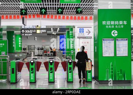 (180508) -- SHENZHEN, 8. Mai 2018 -- Ein Passagier verlässt den Futian-Bahnhof der Shenzhen Metro in Shenzhen, Provinz Guangdong in Südchina, 8. Mai 2018. Passagiere dürfen QR-Codes als elektronische Tickets verwenden, um alle Bahnhöfe der Shenzhen Metro ab Dienstag zu betreten. ) (lmm) CHINA-SHENZHEN-METRO-QR-CODE (CN) MaoxSiqian PUBLICATIONxNOTxINxCHN Stockfoto