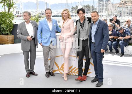 (180508) -- CANNES, 8. Mai 2018 -- der französische Regisseur Robert Guediguian, der kanadische Regisseur Denis Villeneuve, der Präsident der Jury, die australische Schauspielerin Cate Blanchett, der chinesische Schauspieler Zhang Zhen und der russische Regisseur Andrey Zvyagintsev posieren für Fotos während eines Fotogesprächs des 71. Internationalen Filmfestivals von Cannes am 8. Mai 2018 in Cannes. )(rh) FRANCE-CANNES-71ST CANNES INTERNATIONAL FILM FESTIVAL ChenxYichen PUBLICATIONxNOTxINxCHN Stockfoto