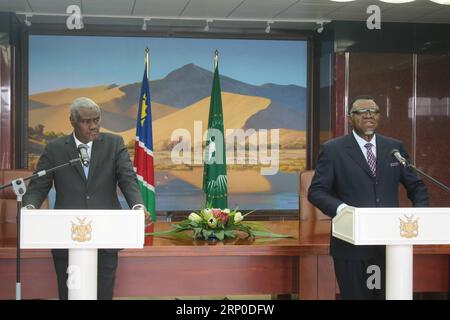 (180508) -- WINDHOEK, 8. Mai 2018 -- Foto vom 8. Mai 2018 zeigt die Vorsitzende der Kommission der Afrikanischen Union Moussa Faki Mahamat (L) und den Präsidenten Namibias Hage Geingob im Staatshaus Namibias in Windhoek, Namibia. Moussa Faki Mahamat ist vom 8. Bis 10. Mai auf Einladung von Hage Geingob in Namibia zu Besuch. ) NAMIBIA-WINDHOEK-AU BESUCH DES VORSITZENDEN DER KOMMISSION RODNEYXPIENAAR PUBLICATIONXNOTXINXCHN Stockfoto