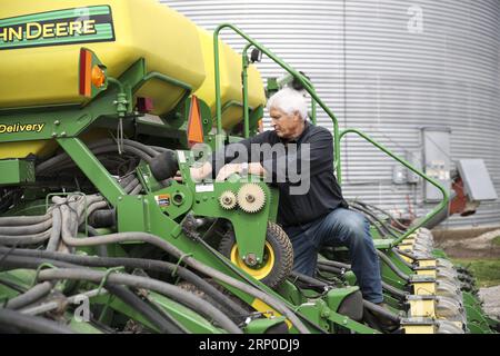 (180509) -- IOWA, 9. Mai 2018 -- Rick Kimberley überprüft eine landwirtschaftliche Mähdreschermaschine auf seiner Farm in der Nähe von des Moines, Hauptstadt des Bundesstaates Iowa, 3. Mai 2018. Rick und sein Sohn Grant bauen mehr als 4.000 Hektar Mais und Sojabohnen mit ein paar gemieteten Händen und riesigen Mähdreschern an, deren Computer genau Ertrag, Feuchtigkeit und andere wichtige Statistiken für jede Reihe und jeden Morgen verfolgen. Er war in den letzten Jahren 15 Mal in China, um über Präzisionslandwirtschaft und andere Tricks seines Handels zu sprechen und wurde zum Botschafter für moderne landwirtschaftliche Methoden in China. Was die derzeitigen Handelsspannungen zwischen den Vereinigten Staaten und CH betrifft Stockfoto