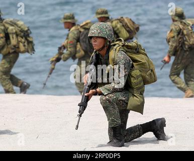 (180509) -- ZAMBALES, 9. Mai 2018 -- philippinische Soldaten nehmen am Amphibienlandungstraining Teil, als Teil der Balikatan-Übungen 2018 zwischen den Philippinen und den Vereinigten Staaten in der Provinz Zambales, Philippinen, am 9. Mai 2018.) (yy) DIE PHILIPPINEN-ZAMBALES-US-MILITÄRÜBUNG ROUELLExUMALI PUBLICATIONxNOTxINxCHN Stockfoto