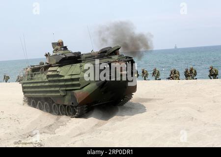 (180509) -- ZAMBALES, 9. Mai 2018 -- philippinische Soldaten nehmen am Amphibienlandungstraining Teil, als Teil der Balikatan-Übungen 2018 zwischen den Philippinen und den Vereinigten Staaten in der Provinz Zambales, Philippinen, am 9. Mai 2018.) (yy) DIE PHILIPPINEN-ZAMBALES-US-MILITÄRÜBUNG ROUELLExUMALI PUBLICATIONxNOTxINxCHN Stockfoto