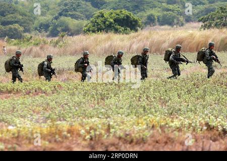 (180509) -- ZAMBALES, 9. Mai 2018 -- philippinische Soldaten nehmen am Amphibienlandungstraining Teil, als Teil der Balikatan-Übungen 2018 zwischen den Philippinen und den Vereinigten Staaten in der Provinz Zambales, Philippinen, am 9. Mai 2018.) (yy) DIE PHILIPPINEN-ZAMBALES-US-MILITÄRÜBUNG ROUELLExUMALI PUBLICATIONxNOTxINxCHN Stockfoto