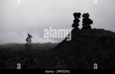 (180509) -- PAHOA, 9. Mai 2018 -- Foto vom 8. Mai 2018 zeigt den Rauch, der aus einer Lava- und gasproduzierenden Spalte auf dem Leilani Estate in Pahoa, Hawaii, USA steigt. Der Ausbruch des Vulkans Kilauea hat 36 zerstörte Strukturen verursacht und Hunderte von Menschen evakuiert. Es gibt 14 Lava- und Gasspalten in Leilani Estates, nachdem die beiden neuen am Dienstag gegründet wurden. (Zjl) US-HAWAII-VULKANAUSBRUCH TaoxXiyi PUBLICATIONxNOTxINxCHN Stockfoto