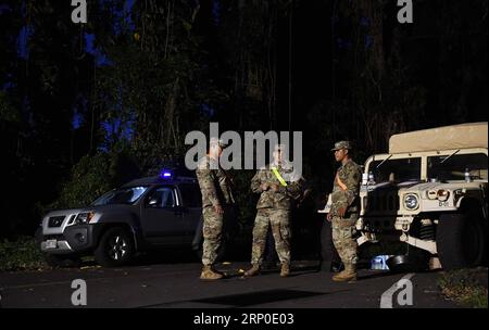 (180509) -- PAHOA, 9. Mai 2018 -- Soldaten der Hawaii Army National Guard blockieren am 8. Mai 2018 die Straße zum Leilani Estate in Pahoa, Hawaii, USA. Der Ausbruch des Vulkans Kilauea hat 36 zerstörte Strukturen verursacht und Hunderte von Menschen evakuiert. Es gibt 14 Lava- und Gasspalten in Leilani Estates, nachdem die beiden neuen am Dienstag gegründet wurden. (Zjl) US-HAWAII-VULKANAUSBRUCH TaoxXiyi PUBLICATIONxNOTxINxCHN Stockfoto