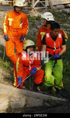 (180509) -- CHENGDU, 9. Mai 2018 -- Aktenfoto vom 7. Mai 2009 zeigt, wie Jiang Yuhang (L, Front) an einer Rettungsmission in der Gemeinde Miaohang der Gemeinde Shanghai, Ostchina, teilnimmt. Am 17. Mai 2008 wurde Jiang, ein 20-jähriger Angestellter der Autobahnverwaltung, 123 Stunden nachdem er in den Trümmern in der durch das Beben getroffenen Yingxiu Township im Wenchuan County in der Provinz Sichuan im Südwesten Chinas gefangen war, von Feuerwehrleuten freigelassen. Jiang war ein Überlebender des Erdbebens der Stärke 8,0, das am 12. Mai 2008 das Wenchuan County in Sichuan heimsuchte. Das Beben hinterließ mehr als 69.000 Tote, 374.000 Verletzte, 18.000 Vermisste Stockfoto