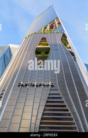 Fassade des 51-stöckigen, nachhaltig gestalteten CapitaSpring Gebäudes, 88 Market Street, Singapur Stockfoto