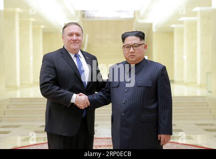 (180510) -- PJÖNGJANG, 10. Mai 2018 -- Foto der Koreanischen Zentralnachrichtenagentur () am 10. Mai 2018 zeigt Kim Jong UN (R), Spitzenführer der Demokratischen Volksrepublik Korea (DVRK), beim Händeschütteln mit dem Besuch des US-Außenministers Mike Pompeo am 9. Mai 2018. Kim Jong UN drückte sein Vertrauen aus, dass der bevorstehende Gipfel mit US-Präsident Donald Trump ein historischer Gipfel sein würde. ) (ZCC) DVRK-KIM JONG UN-U.S.-POMPEO-MEETING KCNA PUBLICATIONXNOTXINXCHN Stockfoto