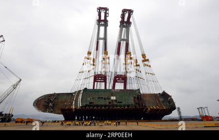 (180510) -- SEOUL, 10. Mai 2018 -- das Schiff der versunkenen südkoreanischen Passagierfähre Sewol wird am 10. Mai 2018 in einem Hafen in Mokpo, etwa 90 Kilometer von der südkoreanischen Jindo-Insel entfernt, hochgehoben. Die 6.825 Tonnen schwere Passagierfähre Sewol kenterte und sank am 16. April 2014 in Gewässern vor der Jindo-Insel. Es forderte 304 Menschen das Leben, hauptsächlich Schüler auf einer Schulreise. NEWSIS) (lrz) SÜDKOREA-MOKPO-SEWOL-FÄHRSCHIFF-AUFTRIEB WangxJingqiang PUBLICATIONxNOTxINxCHN Stockfoto