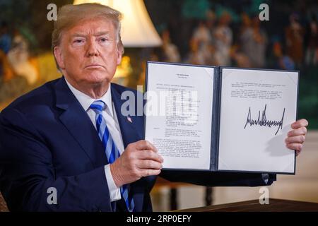 (180510) -- PEKING, 10. Mai 2018 -- US-Präsident Donald Trump unterzeichnet ein Memorandum, in dem er seine Absicht erklärt, sich vom iranischen Atomabkommen im Weißen Haus in Washington D.C., den USA, am 8. Mai 2018 zurückzuziehen. ) Xinhua steht in den Schlagzeilen: Trump beendigt das iranische Atomabkommen und schadet dem Frieden und der Sicherheit im Nahen Osten TingxShen PUBLICATIONxNOTxINxCHN Stockfoto