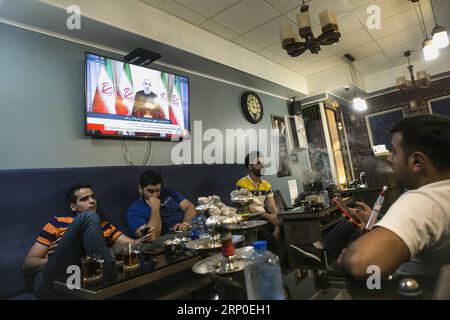 (180510) -- PEKING, 10. Mai 2018 -- am 8. Mai 2018 sehen die Menschen die Live-Rede des iranischen Präsidenten Hassan Rouhani in einem Teehaus im Zentrum von Teheran, der Hauptstadt des Iran.) Xinhua Schlagzeilen: Trump bricht das iranische Atomabkommen ab und schadet dem Frieden und der Sicherheit im Nahen Osten AhmadxHalabisaz PUBLICATIONxNOTxINxCHN Stockfoto