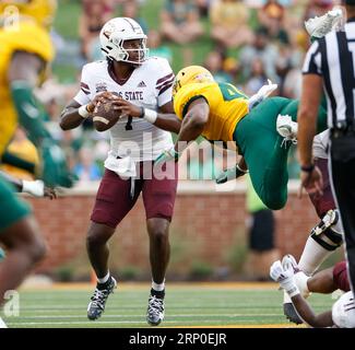 2. September 2023: Texas State Quarterback TJ Finley (7) will den Ball weitergeben, als Baylor Linebacker Mike Smith Jr. (40) während eines NCAA-Fußballspiels zwischen Baylor und Texas State am 2. September 2023 in Waco, Texas, über einen offensiven Lineman taucht. Texas State Won, 42-31. (Bild: © Scott Coleman/ZUMA Press Wire) NUR REDAKTIONELLE VERWENDUNG! Nicht für kommerzielle ZWECKE! Stockfoto