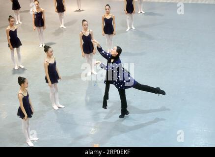 (180510) -- PEKING, 10. Mai 2018 -- Feng Ying, Direktor des chinesischen Nationalballetts, demonstriert jungen Tänzern während einer Probe des neunfarbigen Hirsches in der Pekinger Jinsong-Grundschule Nr. 4 in Peking, Hauptstadt Chinas, 10. Mai 2018. Der neunfarbige Hirsch ist ein Ballett des National Ballet of China, das auf einem Volksmund basiert. Die Geschichte handelt von einem königlichen Hirsch, der an den Wänden der Dunhuang Mogao Grotten an einer kulturellen und religiösen Kreuzung auf der alten Seidenstraße in der nordwestlichen chinesischen Provinz Gansu liegt. (LB) CHINA-BEIJING-BALLETT-GRUNDSCHULE (CN) JINXLIANGKUAI PUBLICAT Stockfoto