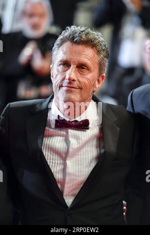 (180510) -- CANNES (FRANKREICH), 10. Mai 2018 -- der polnische Regisseur Pawel Pawlikowski des Films Kalter Krieg posiert für Fotos während des ersten roten Teppichs des Kalten Krieges auf dem 71. Internationalen Filmfestival von Cannes in Cannes, Frankreich, am 10. Mai 2018. Das 71. Internationale Filmfestival von Cannes findet vom 8. Bis 19. Mai statt. ) FRANKREICH-CANNES-71ST INTERNATIONALER FILM FESTIVAL-KALTEN KRIEG-ROTEN TEPPICH CHENXYICHEN PUBLICATIONXNOTXINXCHN Stockfoto