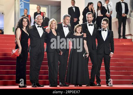 (180510) -- CANNES (FRANKREICH), 10. Mai 2018 -- Produzentin Tanya Seghatchian, Schauspieler Borys Szyc, Schauspielerin Joanna Kulig, Regisseur Pawel Pawlikowski, Produzentin Ewa Puszczynska, Schauspieler Tomasz Kot und Kameramann Lukasz Zal (von L bis R) des Films Kalter Krieg posieren für Fotos während der Premiere des roten Teppichs des Kalten Krieges auf dem 71. internationalen Filmfestival von Cannes in Cannes, Frankreich, am 10. Mai 2018. Das 71. Internationale Filmfestival von Cannes findet vom 8. Bis 19. Mai statt. ) FRANKREICH-CANNES-71ST INTERNATIONALER FILM FESTIVAL-KALTEN KRIEG-ROTEN TEPPICH CHENXYICHEN PUBLICATIONXNOTXINXCHN Stockfoto