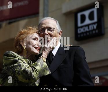 (180511) -- LOS ANGELES, 11. Mai 2018 -- Bernie Kopell (R) posiert mit dem Schöpfer des Love Boats, Jeraldine Saunders, während der Einweihungszeremonie beim Hollywood Walk of Fame in Los Angeles, USA, am 10. Mai 2018. Princess Cruises und die Originalbesetzung des Love Boat erhielten hier am Donnerstag eine Hollywood Walk of Fame Honorary Star-Gedenktafel. (GJ) U.S.-LOS ANGELES-WALK OF FAME- THE LOVE BOAT LIXYING PUBLICATIONXNOTXINXCHN Stockfoto
