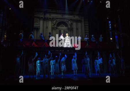 (180511) -- HONG KONG, 11. Mai 2018 -- Performers Stage Evita, eine musikalische Adaption des Lebens der ehemaligen argentinischen First Lady Eva Peron, während einer Pressevorschau an der Hong Kong Academy for Performing Arts im südchinesischen Hongkong, 11. Mai 2018. ) (lmm) CHINA-HONG KONG-MUSICAL-EVITA-PREVIEW (CN) WangxXi PUBLICATIONxNOTxINxCHN Stockfoto