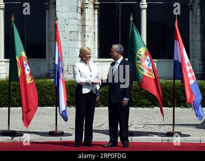 (180512) -- LISSABON, 12. Mai 2018 -- der protuguesische Präsident Marcelo Rebelo de Sousa (R) trifft sich am 11. Mai 2018 in Lissabon mit dem kroatischen Präsidenten Kolinda Grabar-Kitarovic. Kolinda Grabar-Kitarovic begann am Freitag einen zweitägigen Staatsbesuch in Portugal. (dtf) BESUCH DES PORTUGIESISCHEN und KROATISCHEN PRÄSIDENTEN ZhangxLiyun PUBLICATIONxNOTxINxCHN Stockfoto