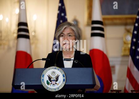 Mike Pompeo empfängt Kang Kyeong-hwa (180512) -- WASHINGTON, 12. Mai 2018 -- der südkoreanische Außenminister Kang Kyung-wha besucht eine Pressekonferenz mit US-Außenminister Mike Pompeo (nicht im Bild) in Washington, 11. Mai 2018. ) (gj) US-WASHINGTON-SÜDKOREANISCHE FM-PRESSEKONFERENZ TingxShen PUBLICATIONxNOTxINxCHN Stockfoto