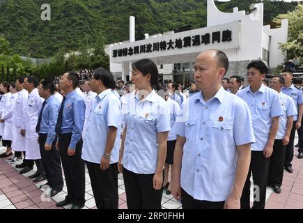 (180512) -- WENCHUAN, 12. Mai 2018 -- Menschen versammeln sich an der Ruine der Xuankou Mittelschule, während sie an einer Gedenkfeier zum 10. Jahrestag des Wenchuan-Erdbebens in der Gemeinde Yingxiu im Kreis Wenchuan, Provinz Sichuan im Südwesten Chinas, 12. Mai 2018 teilnehmen. Ein Erdbeben der Stärke 8 traf Wenchuan County am 12. Mai 2008 und hinterließ mehr als 69.000 Tote, 374.000 Verletzte, 18.000 Vermisste und Millionen Obdachlose. ) (lmm)) CHINA-SICHUAN-WENCHUAN-ERDBEBEN-JAHRESTAG-GEDENKZEREMONIE (CN) LiuxKun PUBLICATIONxNOTxINxCHN Stockfoto